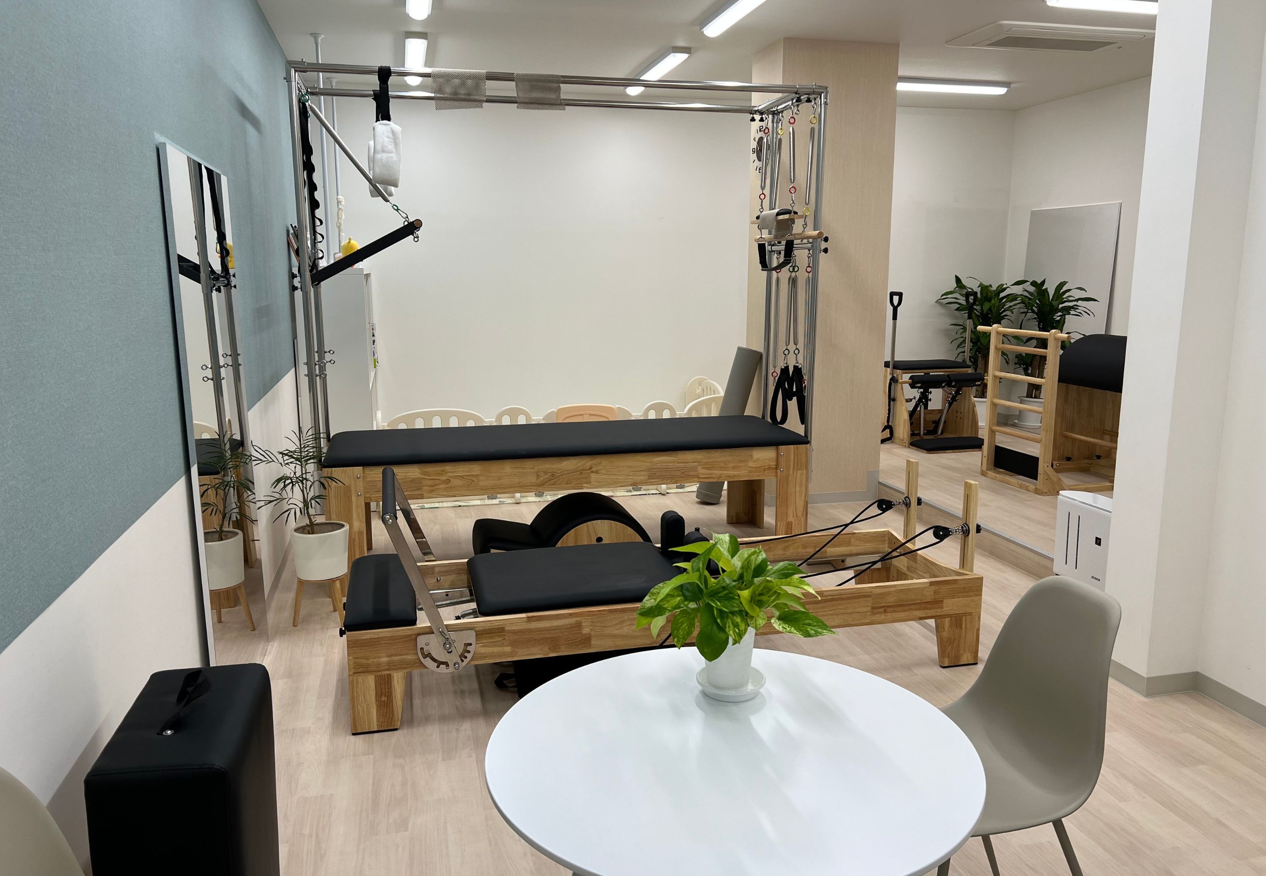 スタジオ店内（リフォーマー中心のエリア）